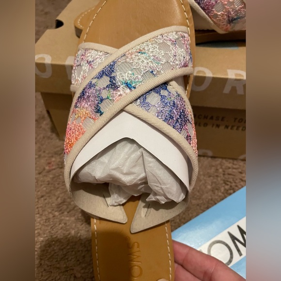 🌟🌟New in box🌟🌟Toms women’s sandals size 9…cute cute shoes!! - Picture 3 of 3